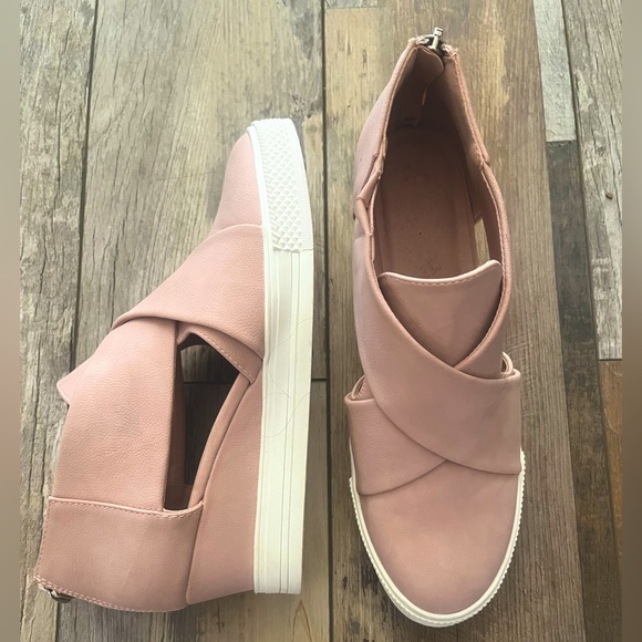 Light pink. Size 8. Never worn - Picture 1 of 3